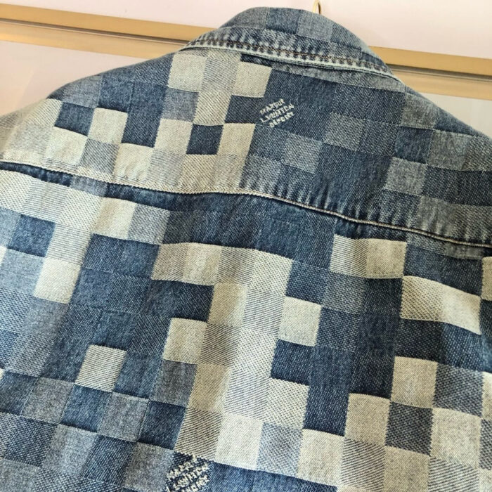 Giacca in denim con design pixelato blu, stile moderno e dettagli di qualità.