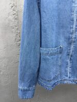 Giacca jeans vintage con tasca e stile casual, perfetta per ogni outfit quotidiano.