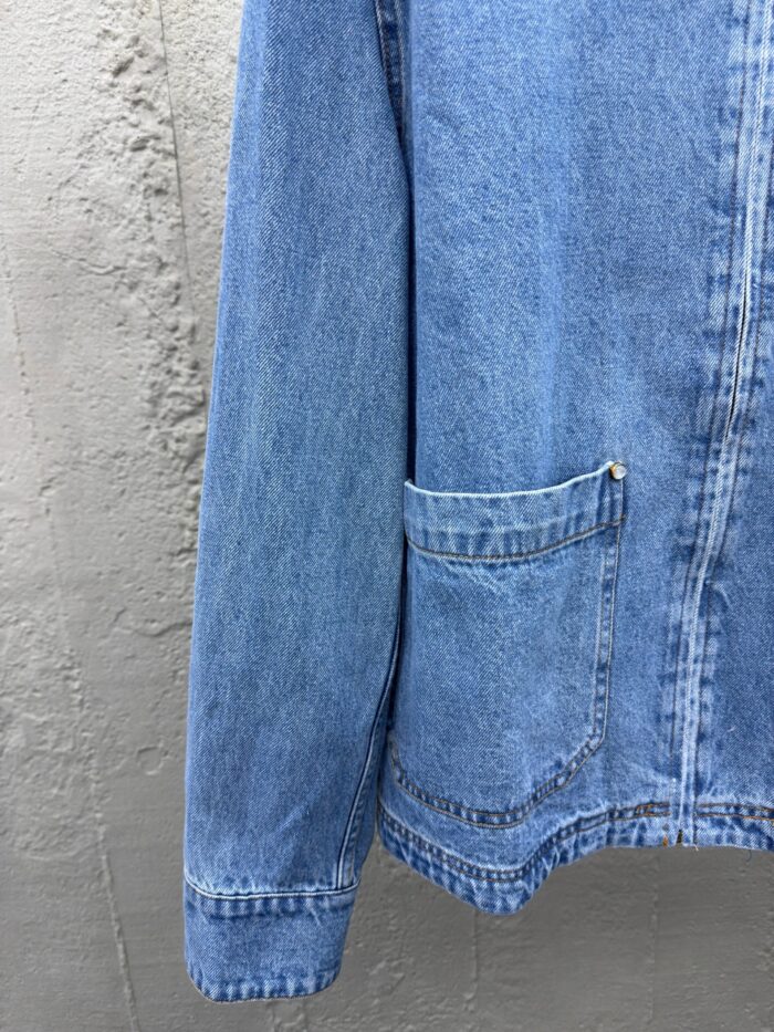 Giacca jeans vintage con tasca e stile casual, perfetta per ogni outfit quotidiano.