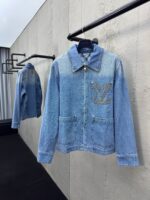 Giaccone in denim di lusso con logo esclusivo e design classico, ideale per uno stile sofisticato.