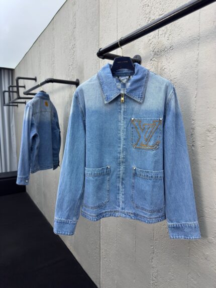 Giaccone in denim di lusso con logo esclusivo e design classico, ideale per uno stile sofisticato.