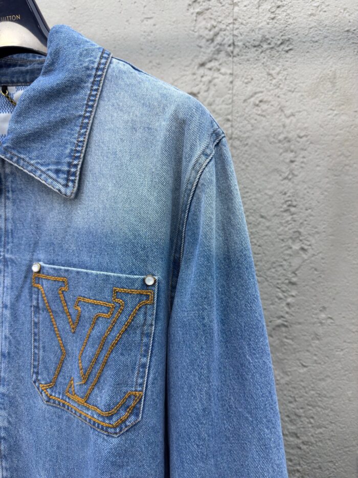 Giacchetto di jeans con logo Louis Vuitton ricamato, stile casual e dettagli di alta qualità.