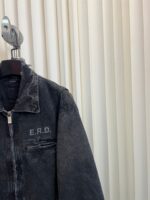 Giacca in denim grigia con ricami E.R.D., stile moderno e raffinato, perfetta per ogni occasione.
