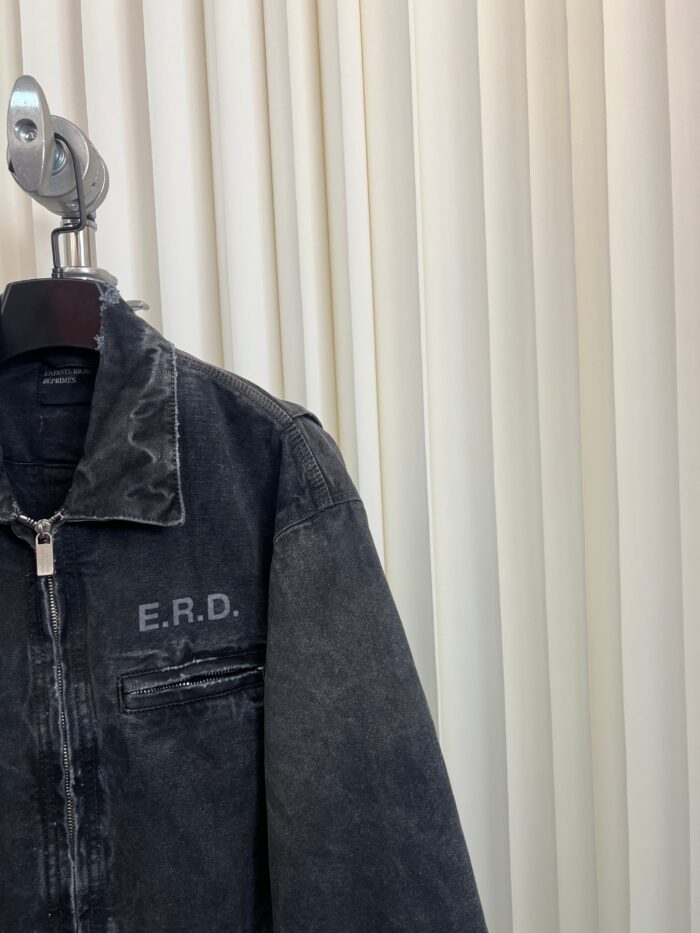Giacca in denim grigia con ricami E.R.D., stile moderno e raffinato, perfetta per ogni occasione.