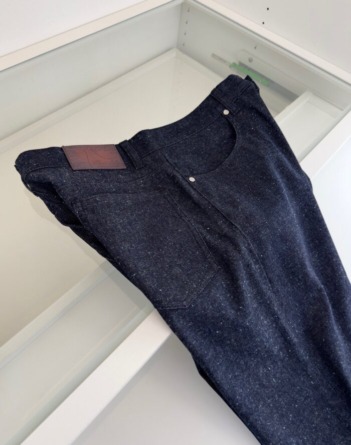 Jeans in denim blu classico con tasche e cuciture dettagliate, stile casual ed elegante.