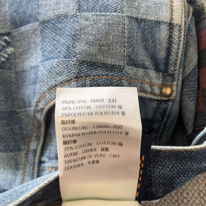 Etichetta jeans in denim, materiali, istruzioni di cura e dettagli in pelle.