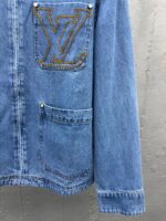 Giacca in denim Louis Vuitton con logo ricamato e dettagli eleganti, vista close-up.