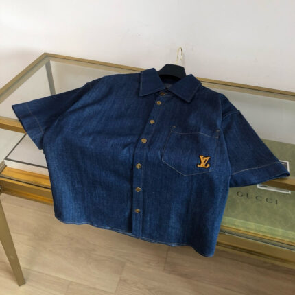 Camicia oversize in denim con logo ricamato e dettagli classici, elegante e casual.