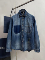 Camicia jeans moderna con patch, ricami eleganti e dettagli di alta moda Dior.
