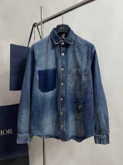 Camicia jeans moderna con patch, ricami eleganti e dettagli di alta moda Dior.