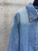 Camicia in denim blu chiaro, stile casual elegante, tessuto morbido e versatile per ogni occasione.