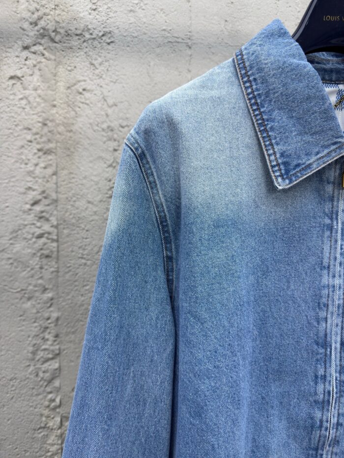 Camicia in denim blu chiaro, stile casual elegante, tessuto morbido e versatile per ogni occasione.