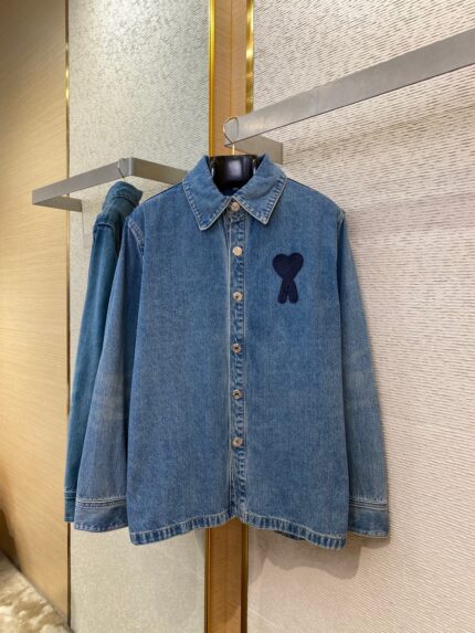 Camicia di jeans vintage con fiocco decorativo e stile casual chic.