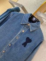 Giacca di jeans casual con ricamo a cuore blu, stile trendy e comodo.