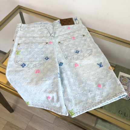 Shorts in jeans decorati con motivi colorati e dettagli moda, stile casual e trendy.