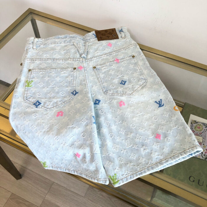 Shorts in jeans decorati con motivi colorati e dettagli moda, stile casual e trendy.
