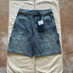 Shorts in jeans blu con logo Louis Vuitton inciso, stile casual e di tendenza.