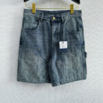 Shorts in denim grigio con logo Louis Vuitton, stile casual e luxury, tassiche classiche, hardware metallico.