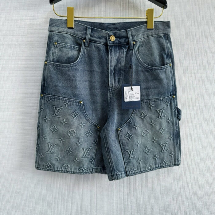 Shorts in denim grigio con logo Louis Vuitton, stile casual e luxury, tassiche classiche, hardware metallico.