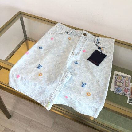 Gonna denim Louis Vuitton ricamata, stile casual e di lusso, su tavolo in vetro.