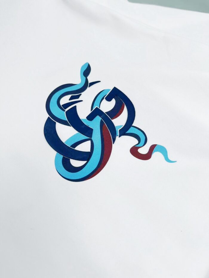 T-shirt con design astratto, linee fluide e colori vivaci, stile moderno e artistico.