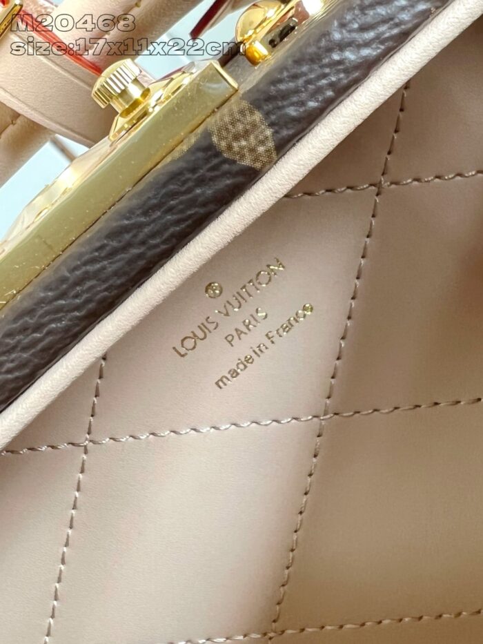 Interno di lusso Louis Vuitton con logo oro, fodera beige e dettagli di alta qualità