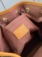 Interno di una borsa di design con tessuto beige, dettagli in metallo e etichetta elegante.