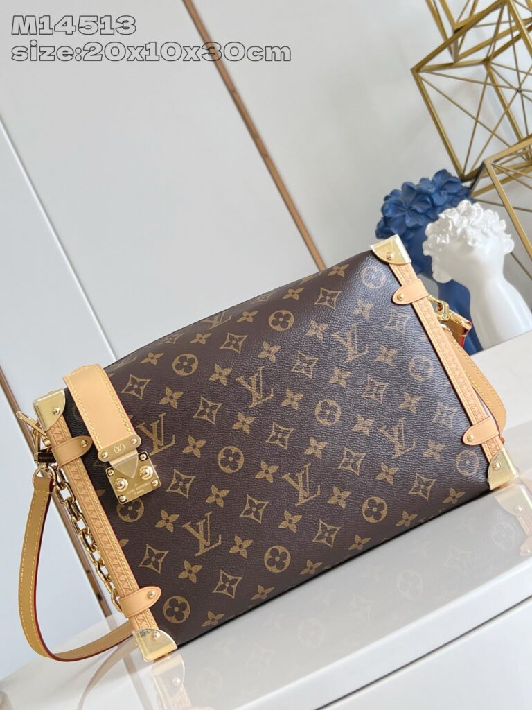 Borsa Louis Vuitton Monogram in pelle cognac, tracolla regolabile e dettagli eleganti in oro.