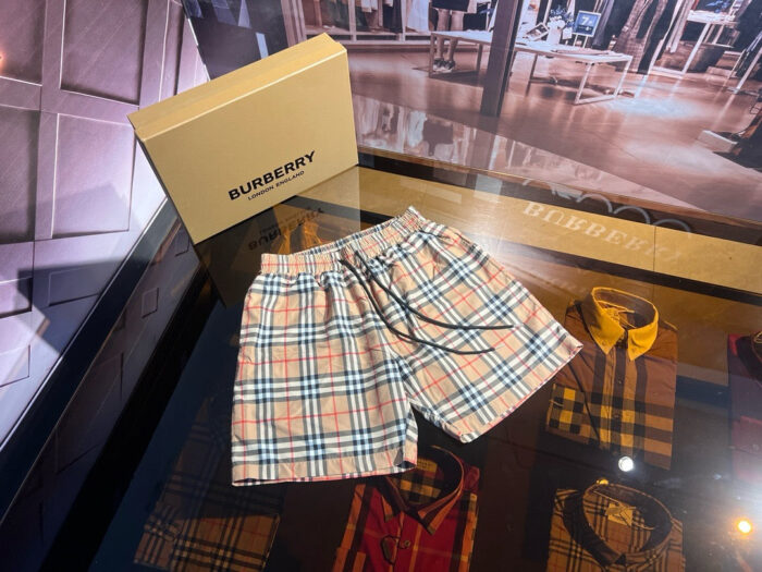 Shorts Burberry check estivi da uomo, stile elegante e pratico, perfetti per lestate.