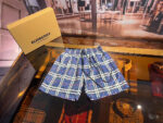 Pantaloncini Burberry a quadri in colore blu, stile elegante e di alta qualità.