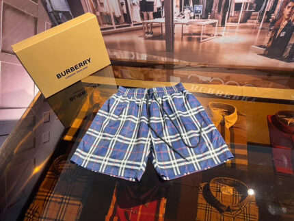 Pantaloncini Burberry a quadri in colore blu, stile elegante e di alta qualità.