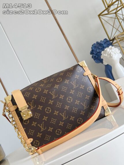 Borsa Louis Vuitton monogramma con dettagli in oro e tracolla regolabile, elegante e di lusso.
