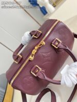 Borsa elegante in pelle Bordeaux con dettagli gold e monogramma di alta qualità.