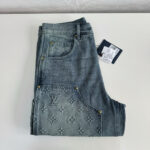 Jeans donna Louis Vuitton in denim con monogramma embossato e dettagli di lusso.