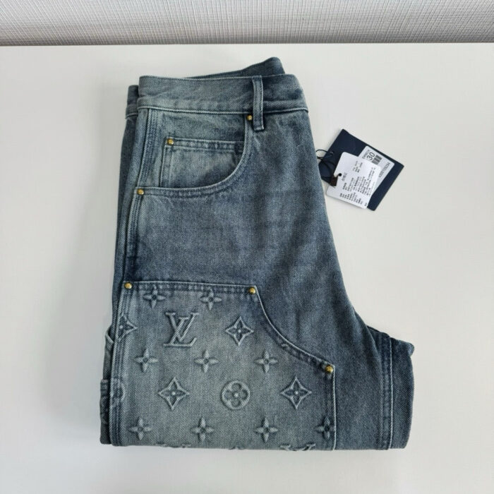 Jeans donna Louis Vuitton in denim con monogramma embossato e dettagli di lusso.
