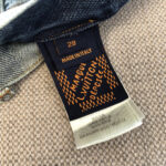 Etichetta di alta moda Louis Vuitton Italia con dettagli eleganti e codice prodotto.