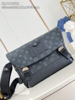 Borsa messenger di lusso con design monogramma nero e dettagli metallici eleganti.