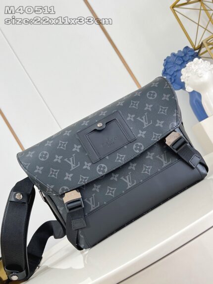 Borsa messenger di lusso con design monogramma nero e dettagli metallici eleganti.