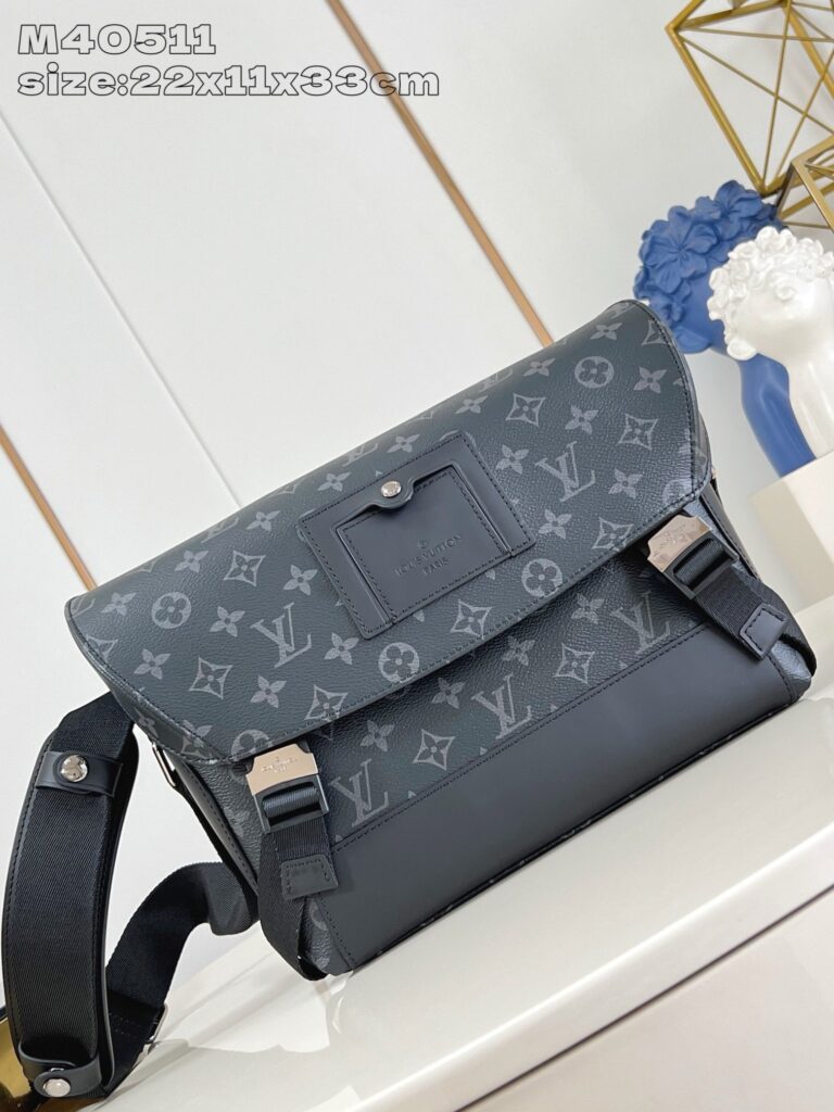 Borsa messenger di lusso con design monogramma nero e dettagli metallici eleganti.