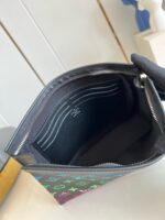 Borsa donna elegante con pratici slot per carte e design moderno.