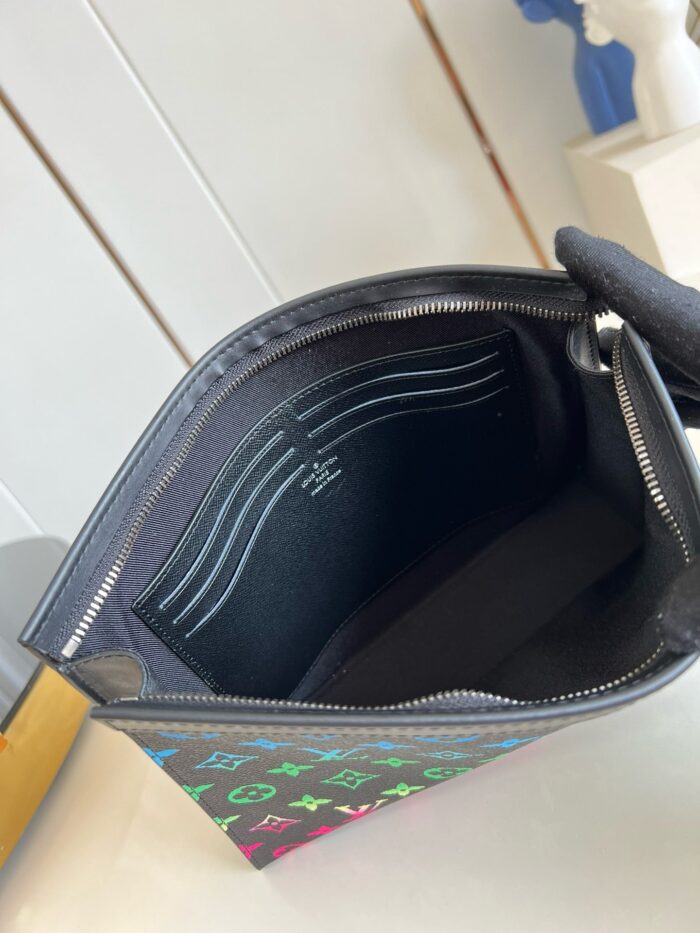 Borsa donna elegante con pratici slot per carte e design moderno.