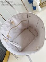 Borsa elegante con interni spaziosi, tasca con zip e dettagli dorati raffinati.