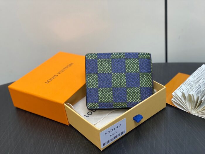 Portafoglio di lusso con motivo quadricromia verde e blu, elegante confezione arancione.