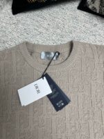 Maglione beige Dior in lana di alta qualità, elegante e versatile, dettaglio di fashion di lusso.