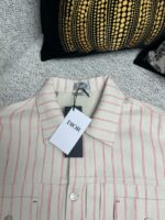 Camicia Dior beige a righe con colletto e etichetta di lusso, elegante e moderna.