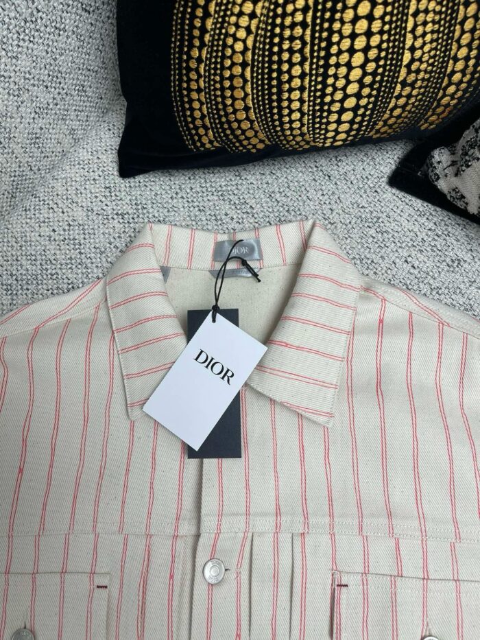 Camicia Dior beige a righe con colletto e etichetta di lusso, elegante e moderna.