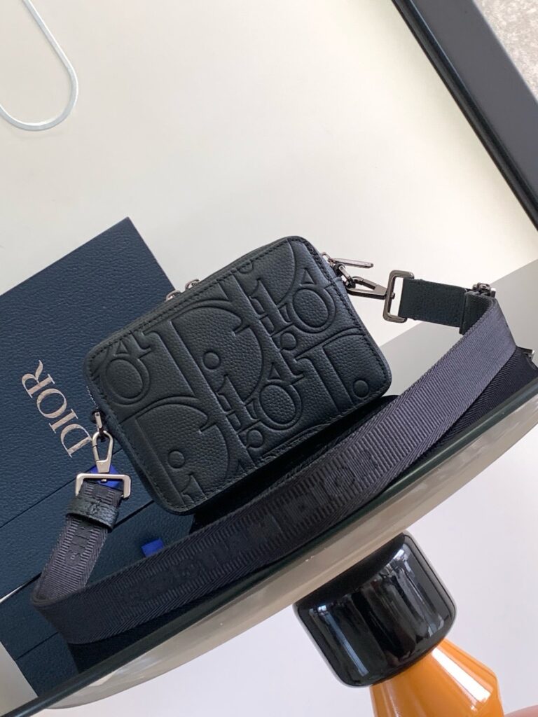 Borsetta nera Dior con logo embossato e spallina regolabile, stile elegante e di lusso.