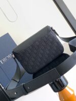 Borsa Dior nera elegante con tracolla regolabile, design moderno e dettagli di lusso.