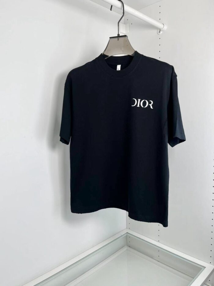 Maglietta nera Dior minimalista in cotone con logo bianco, stile elegante e sofisticato.