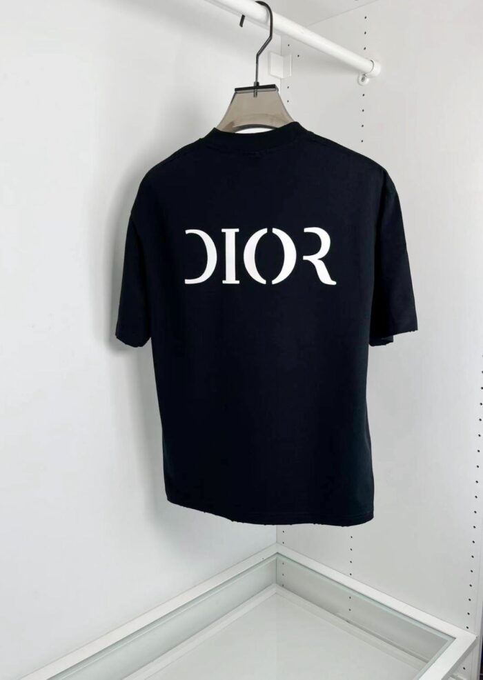 T-shirt nera Dior con logo elegante sul retro, stile streetwear sofisticato e di alta qualità.